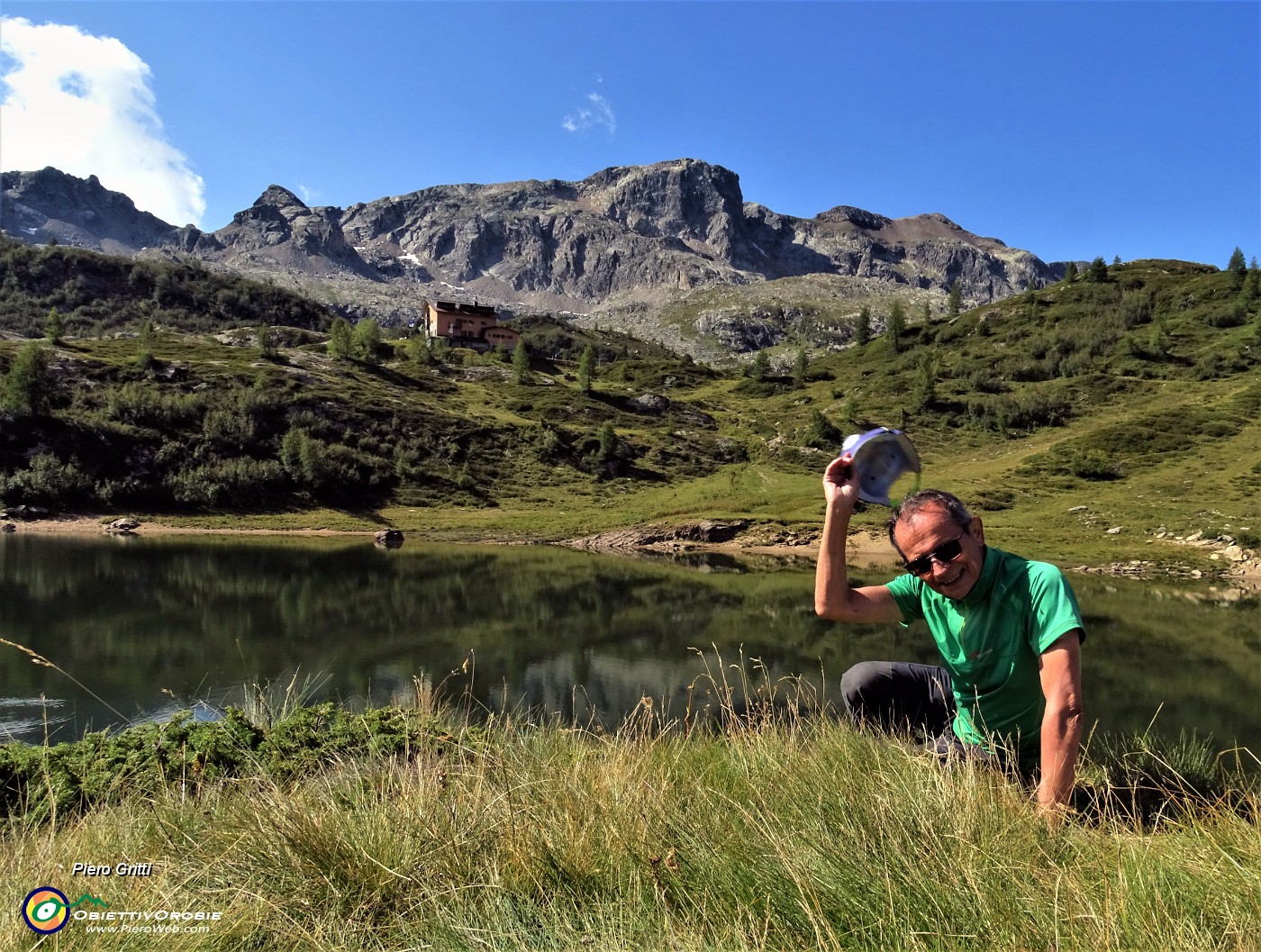 19 Dall'altra sponda del Lago Rotondo un saluto al Rif. Calvi e al sovrastante Cabianca.JPG -                                